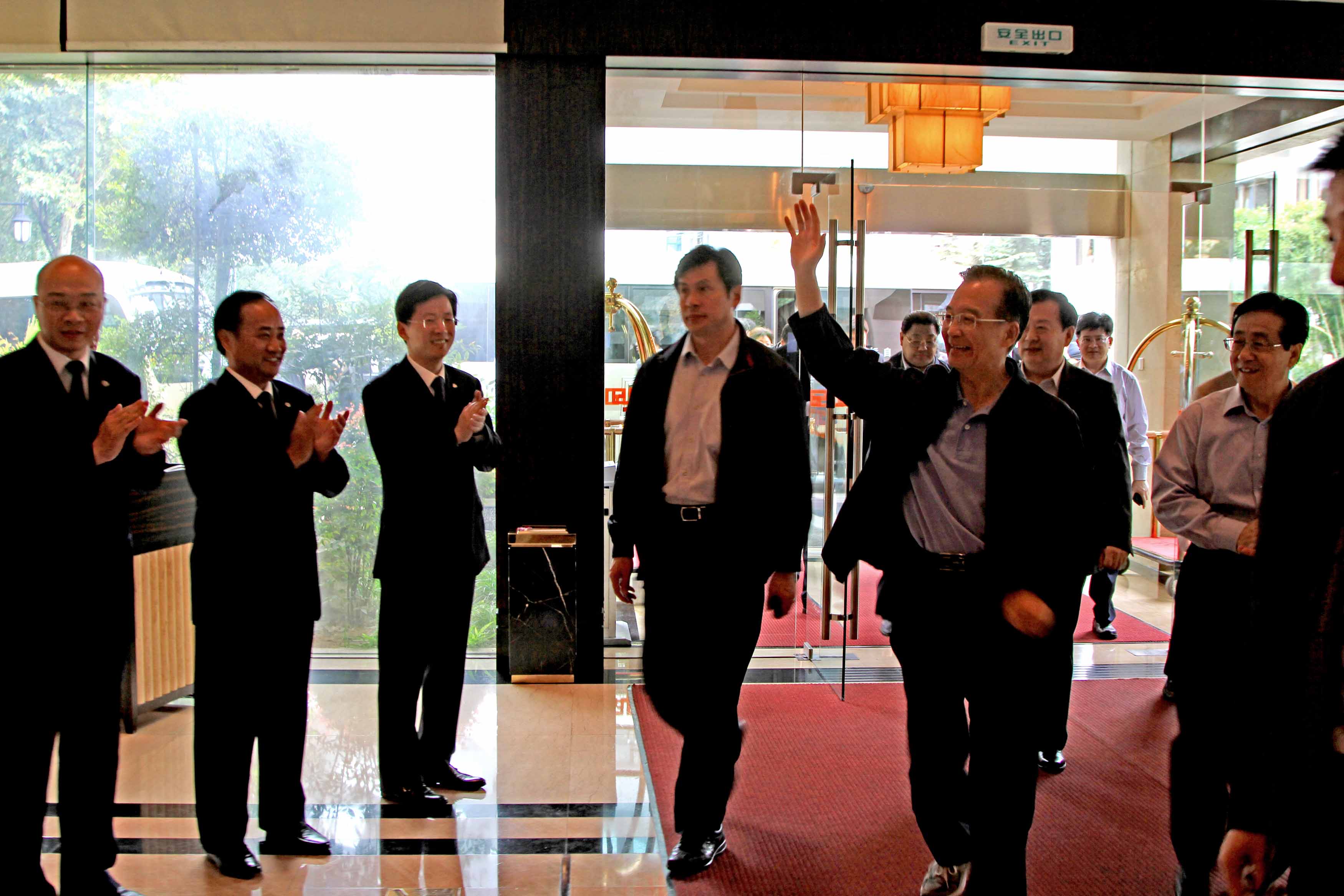 图为温家宝总理下榻饭店，受到饭店领导的热烈欢迎